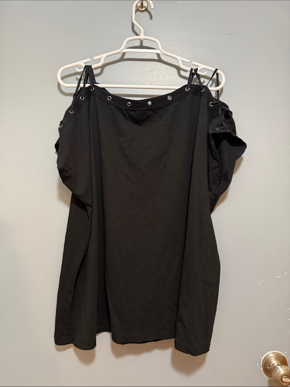 torrid Black Cold-Shoulder Grommet-Trim Tank Top